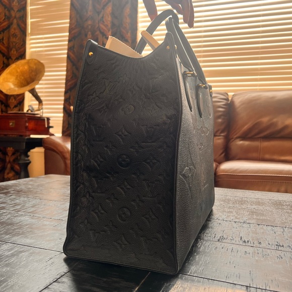 A gorgeous lv big bag I really love it too big for me - Picture 3 of 8